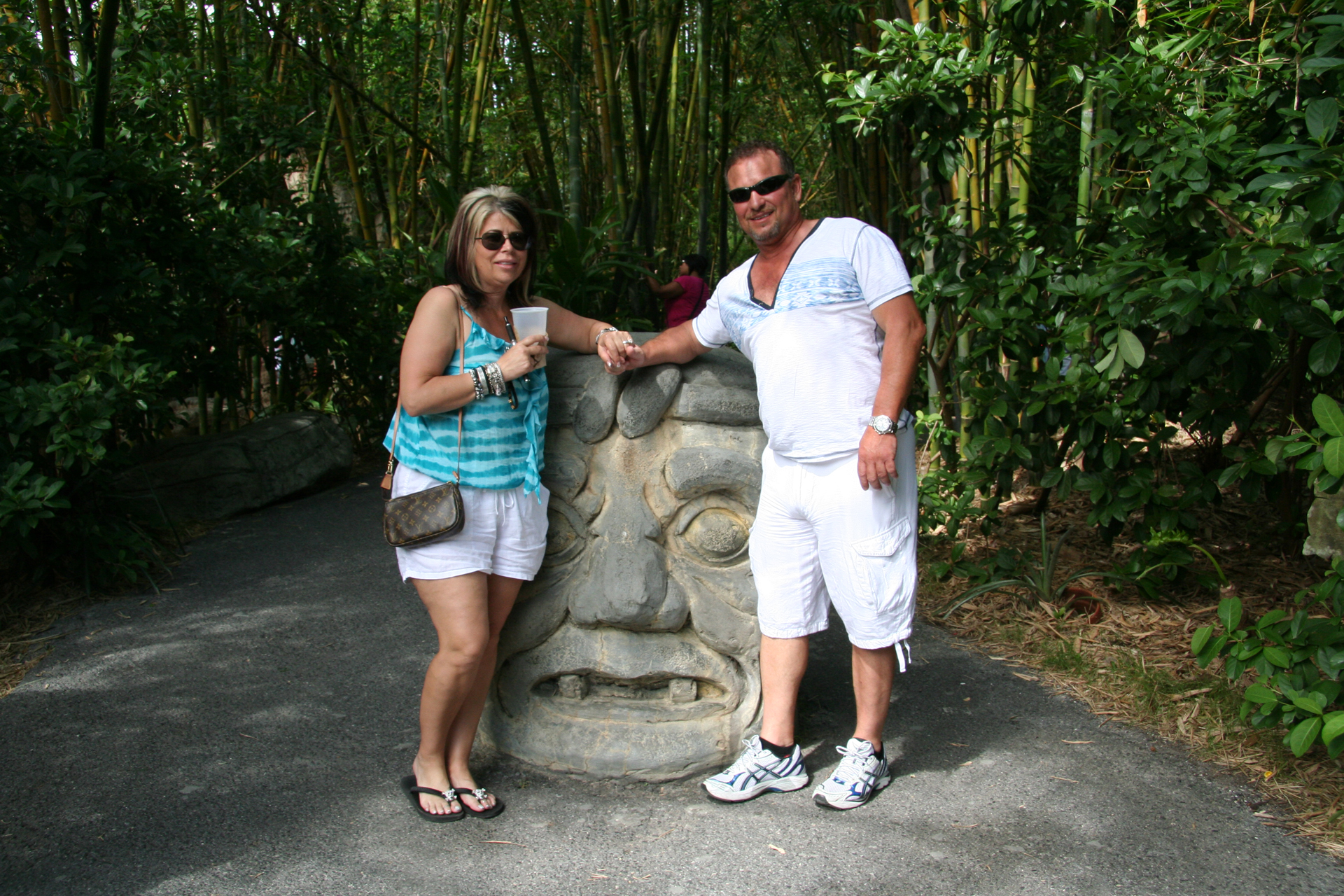 Dschungelpfad mit historischer Maya-Skulptur / Jungle pathway with a historic Maya sculpture